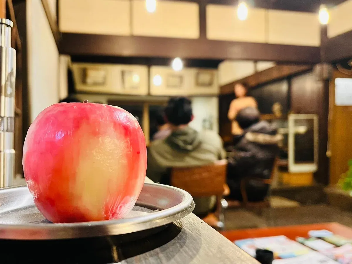 縁側で笑い合う人々のスナップ